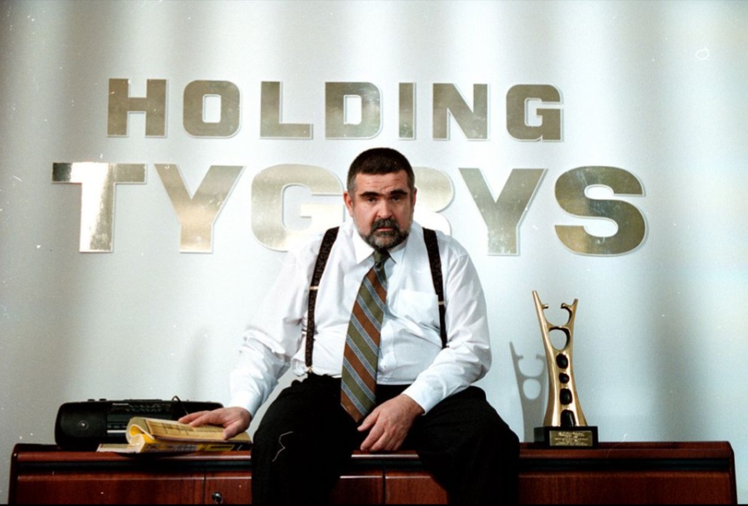 Tygrysy Europy, celna satyra na okres transformacji w Polsce, w roli prezesa Nowaka Janusz Rewiński