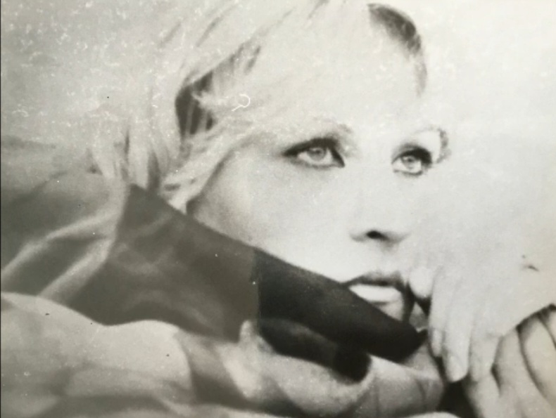 Hanna de Quell, której przepiękne, księżycowe wokalizy wybrzmiewają w filmie