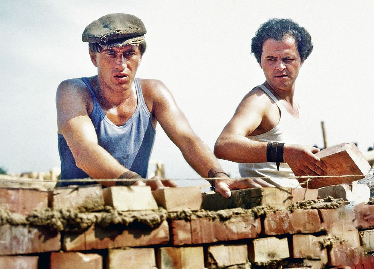 Człowiek z marmuru, (1976). Mateusz Birkut (Jerzy Radziwiłowicz) i Wincenty Witek (Michał Tarkowski) biją w Nowej Hucie murarski rekord